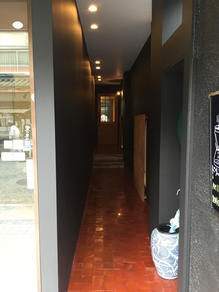 黒壁とテラコッタタイル床のエントランス（篠山市の店舗リノベーション）