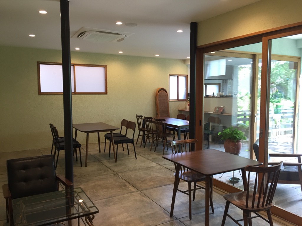 珪藻土の壁と木製家具が並ぶカフェ客席（篠山市）