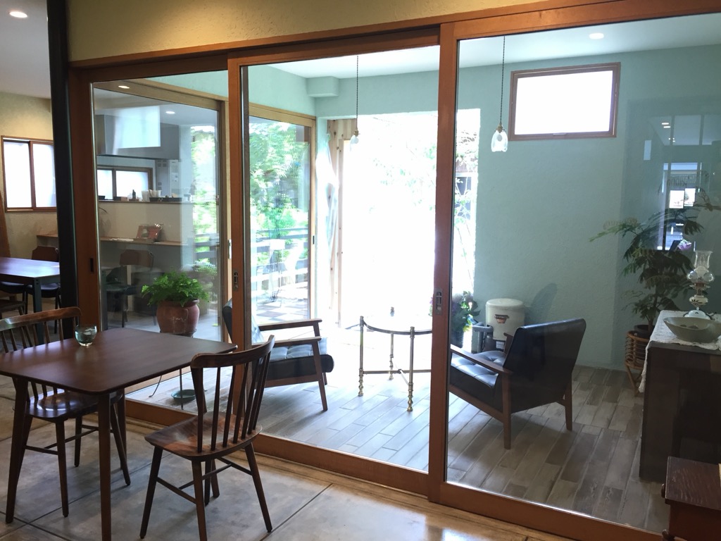 木製建具越しに中庭を望むカフェ客席（篠山市）