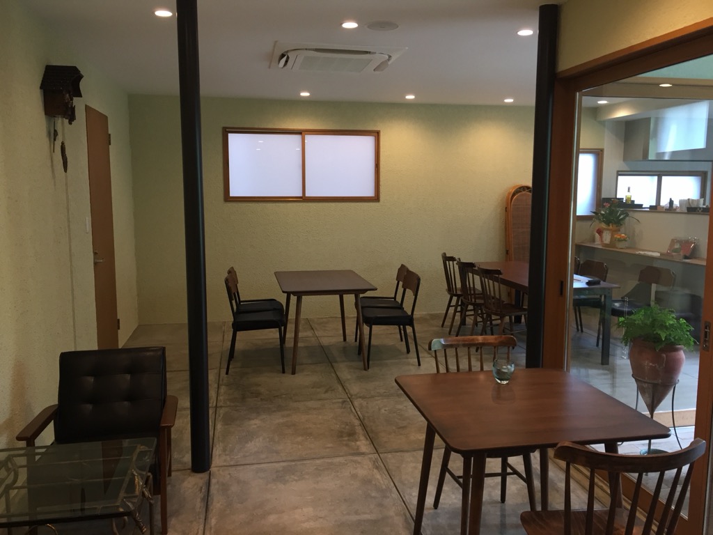 珪藻土壁とアンティーク家具のカフェ客席（篠山市）