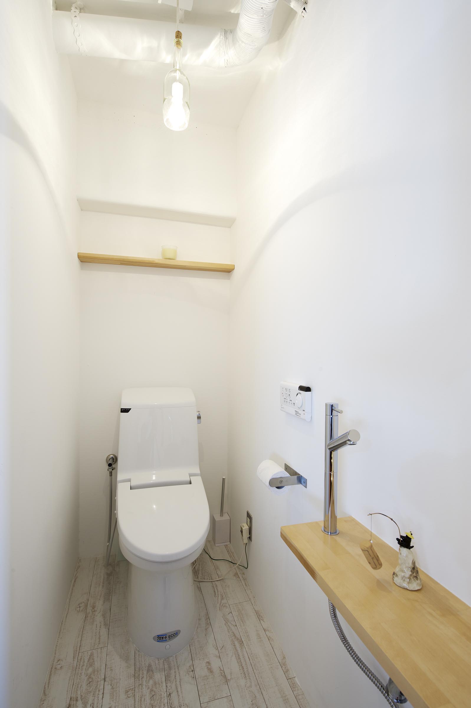 アール天井の白いトイレ空間（大阪市西区）