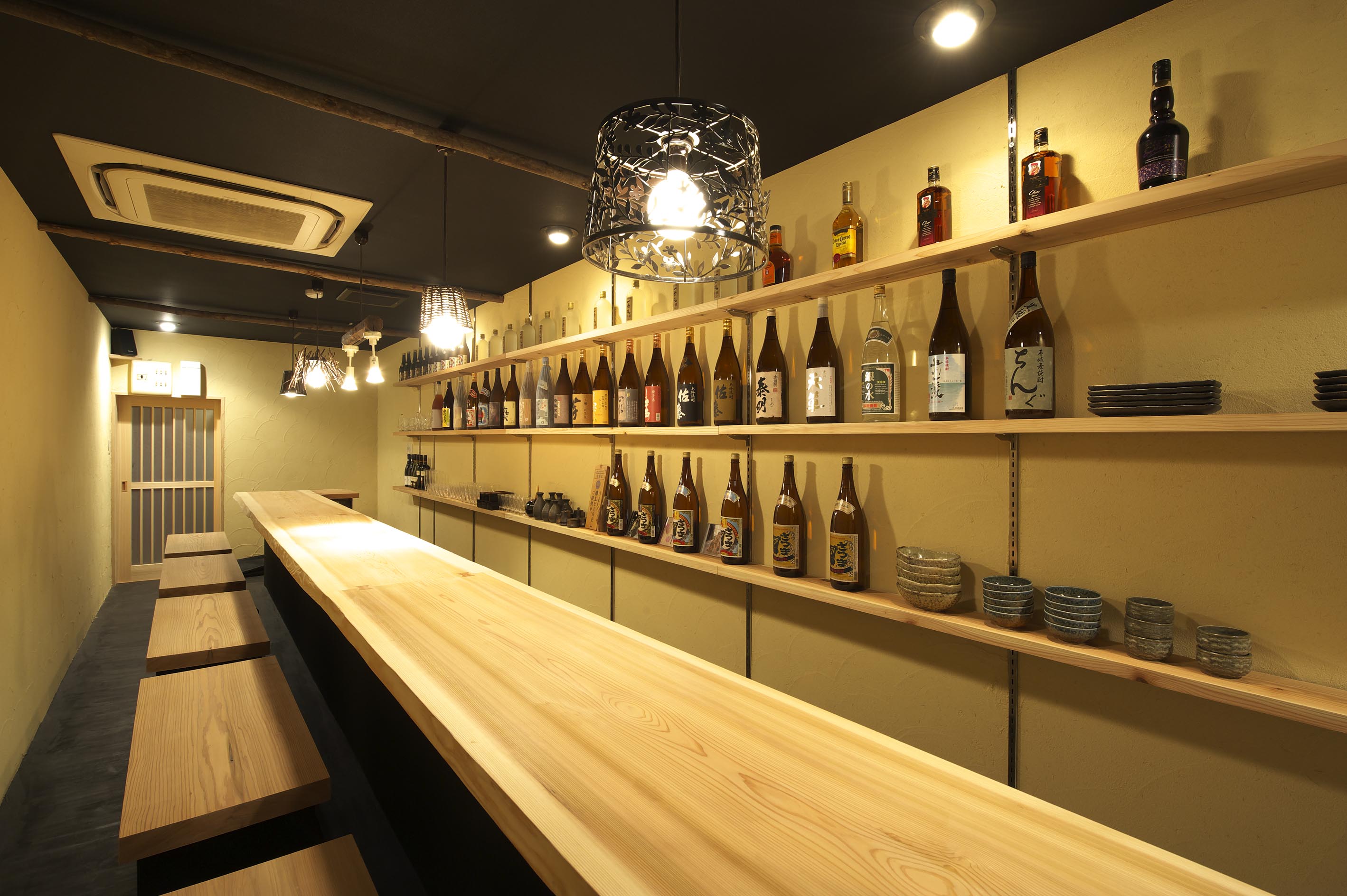 ヒノキのちぎり継ぎカウンターが主役の和風BAR（大阪市中央区）