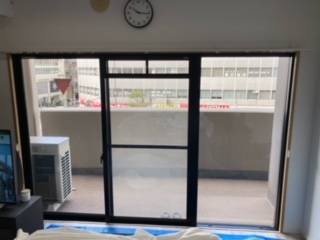 内窓取付前のリビングの窓（大阪市中央区のマンション）