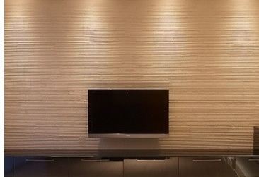壁掛けテレビの取付。テクスチャーのある壁面とフロート式のTVボード